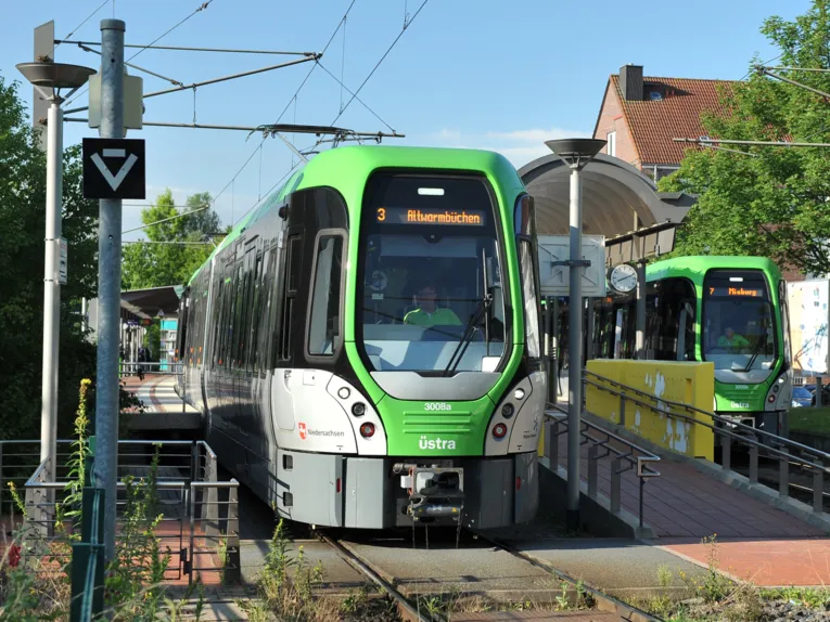 Ein TW 3000 auf der Linie 3 in Richtung Altwarmbüchen bei der Abfahrt und ein TW 3000 auf der Linie 7 in Richtung Misburg.